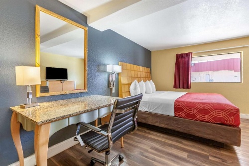 Econo Lodge Clovis image 11