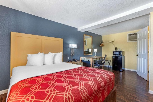 Econo Lodge Clovis image 2