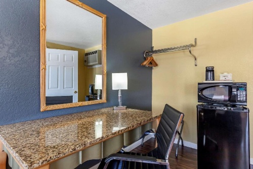 Econo Lodge Clovis image 6